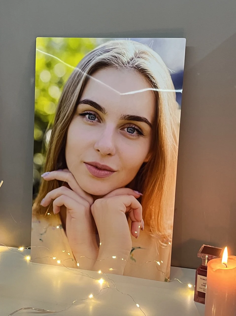 Портрет дівчини на металі