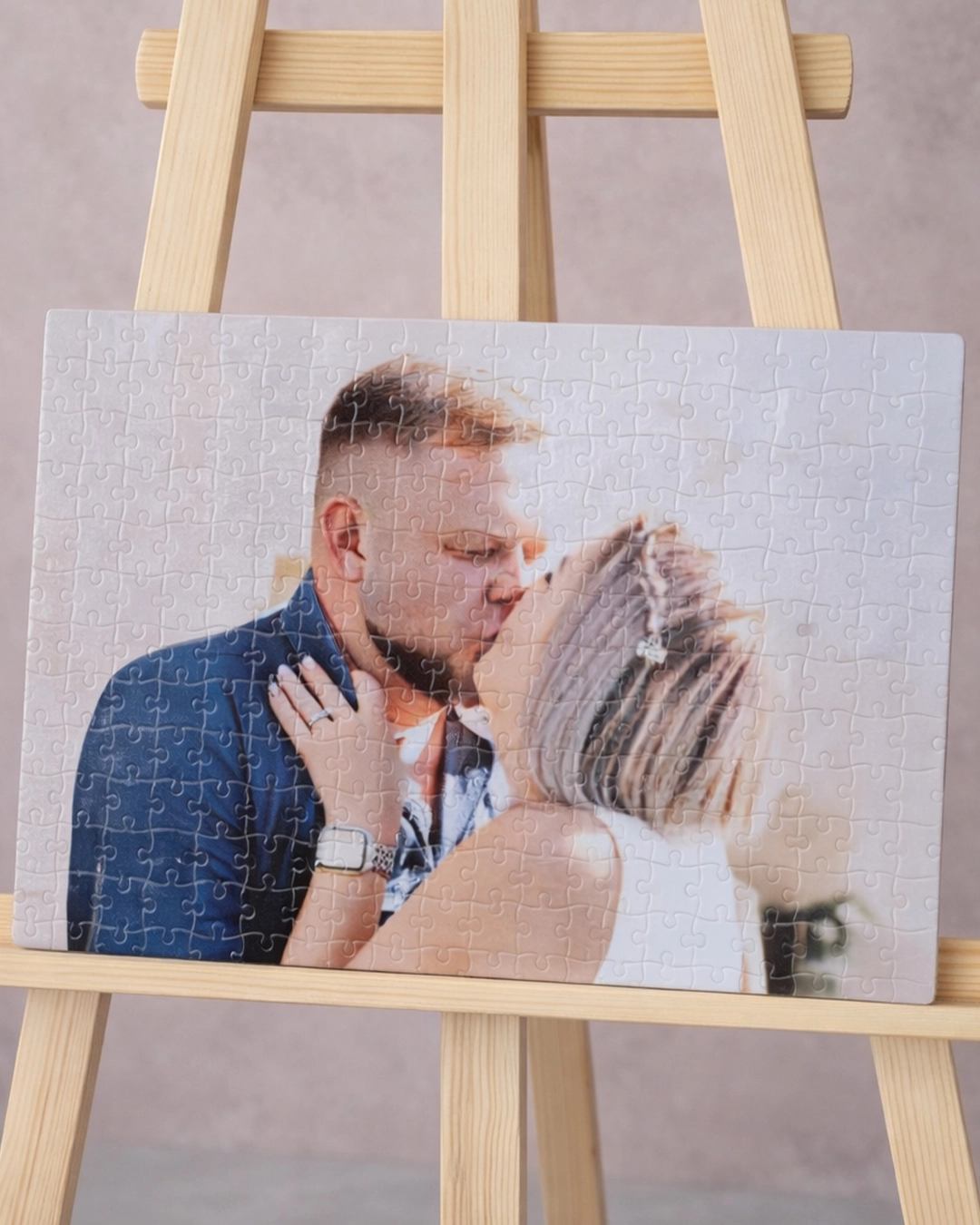 Фотопазли з фотографією молодої пари — незабутній подарунок зі спільних спогадів